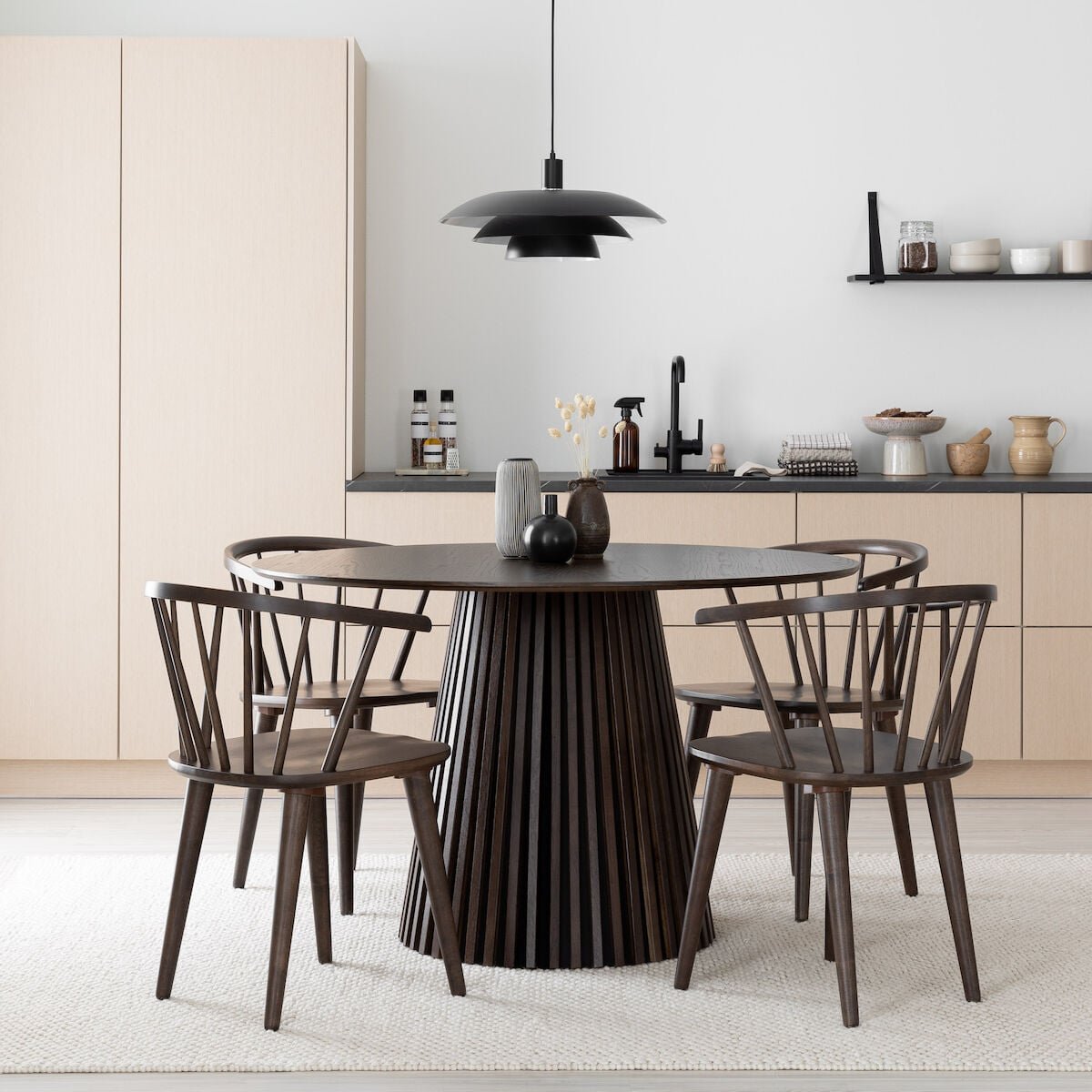 villa-carmen-4-hengen-pyorea-ruokailuryhma-savutammi-ruskea