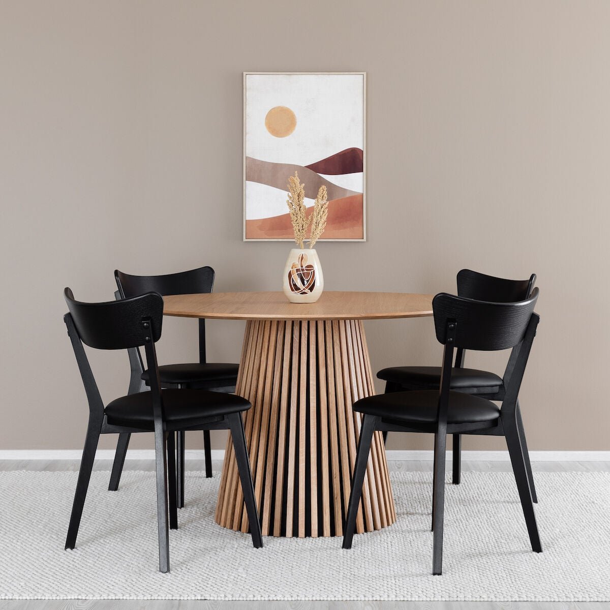 villa-koto-4-hengen-pyorea-ruokailuryhma-tammi-musta-pu-verhoilu