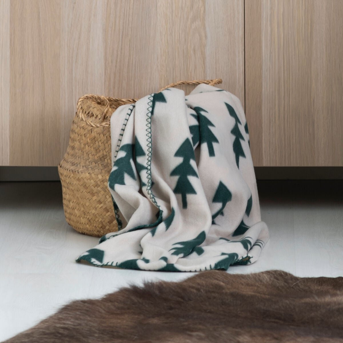 winteria-kuusimetsa-torkkupeitto-150x200-cm-beige-vihrea