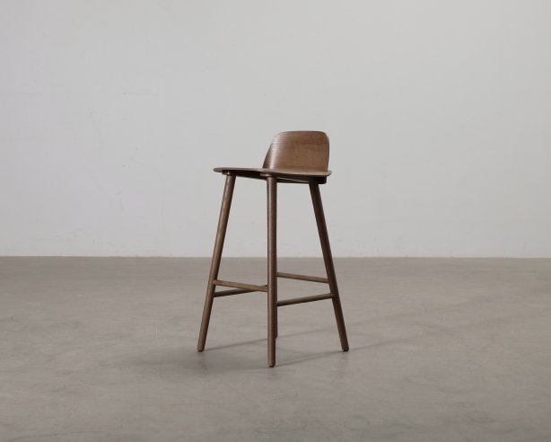 Muuto Nerd baarijakkara 75 cm dark stained oak