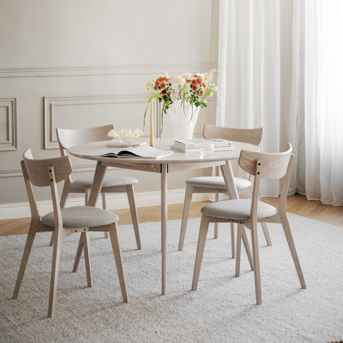 Rowico Home Yumi-Ami 4-hengen pyöreä ruokailuryhmä valkolakattu tammi/harmaa-bei