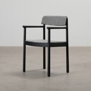 Normann Copenhagen Timb ruokatuoli käsinojilla harmaa