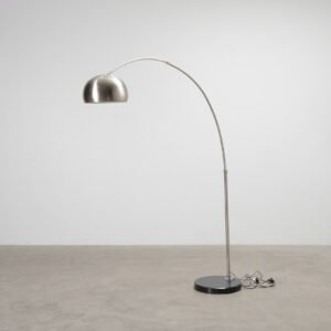 Kaarilattiavalaisin teräs