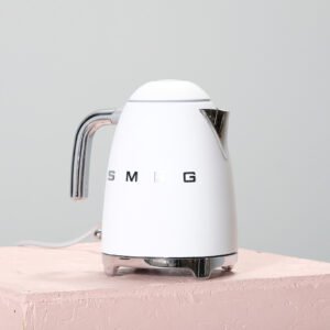 Smeg vedenkeitin 1,7 L mattavalkoinen