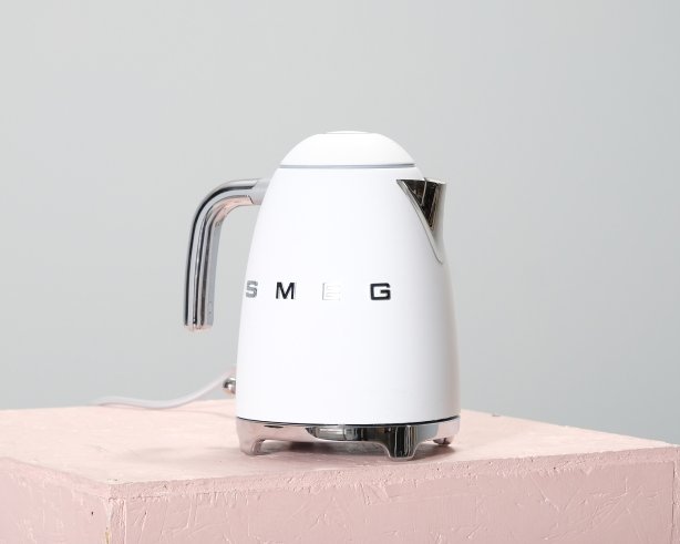 Smeg vedenkeitin 1,7 L mattavalkoinen