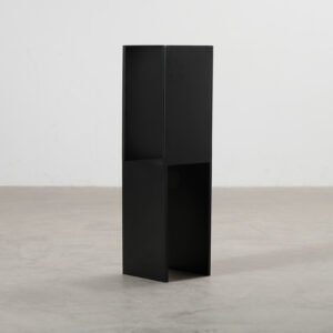 Kristina Dam Studio Pedestal sivupöytä musta