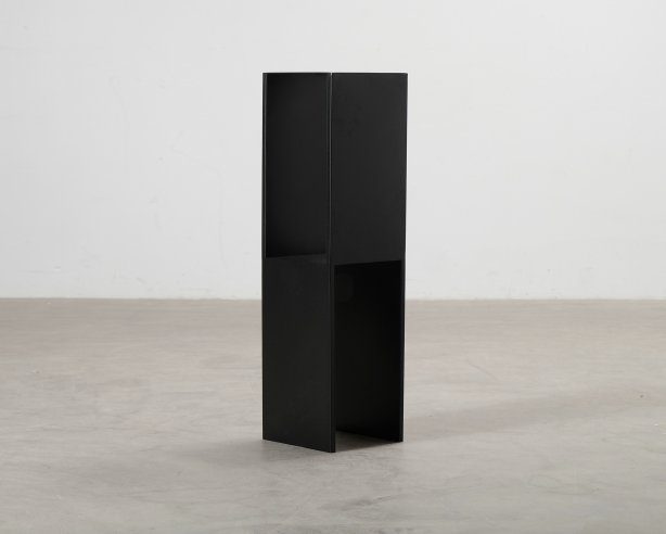 Kristina Dam Studio Pedestal sivupöytä musta