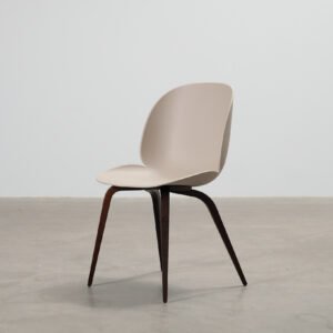 GUBI Beetle tuoli beige / savustettu tammi