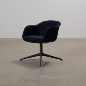 Muuto Fiber Conference Swivel nojatuoli musta / tummansininen