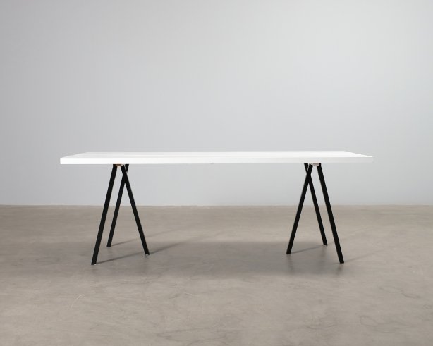 Ruokapöytä 210 cm valkoinen / musta