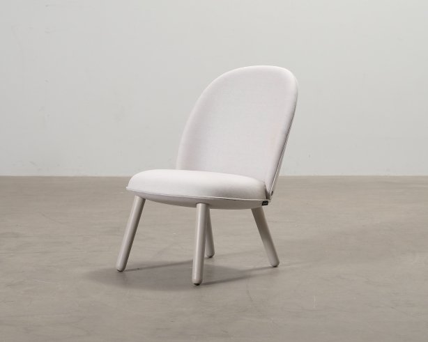 Normann Copenhagen Ace nojatuoli vaaleanharmaa