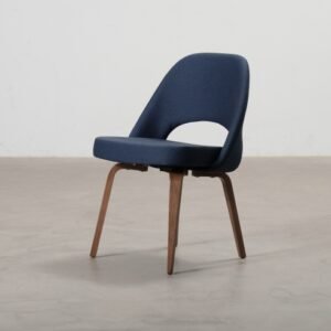 Knoll Eero Saarinen Executive Chair tuoli tummansininen