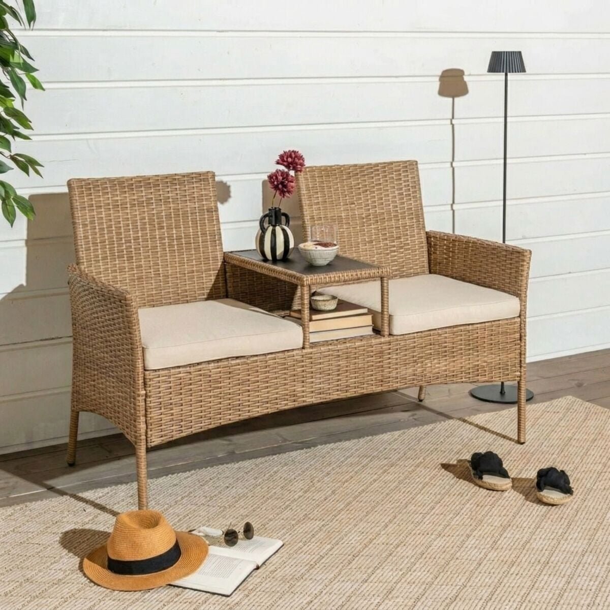 Tupla 2-istuttava penkki pöydällä luonnonväri