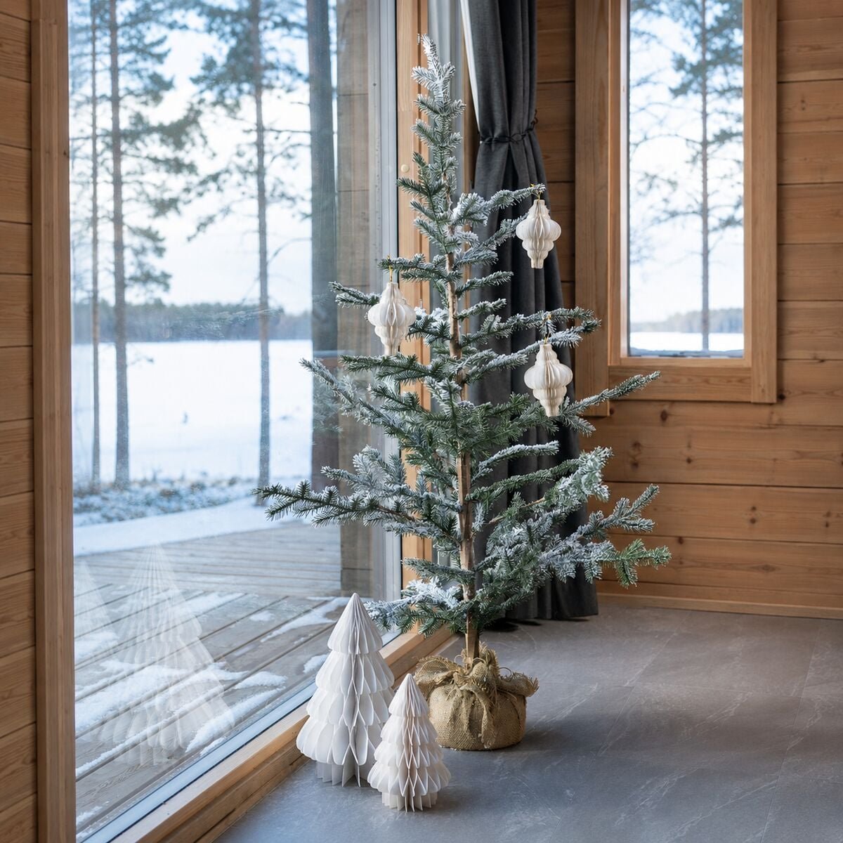 Winteria luminen kuusi juuttiruukussa 90 cm