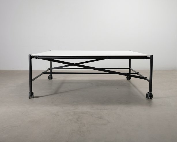 Vitra Comma pöytä 200 x 200 cm valkoinen / musta