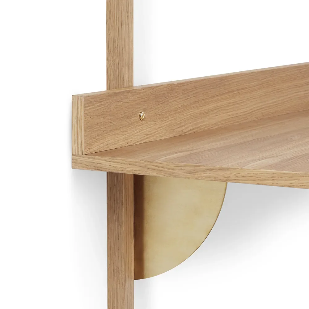 Ferm Living, Sector Seinälle kiinnitettävä työpöytä - Oak/Brass