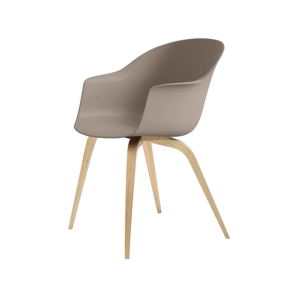 GUBI Bat tuoli New beige, mattalakattu tammirunko