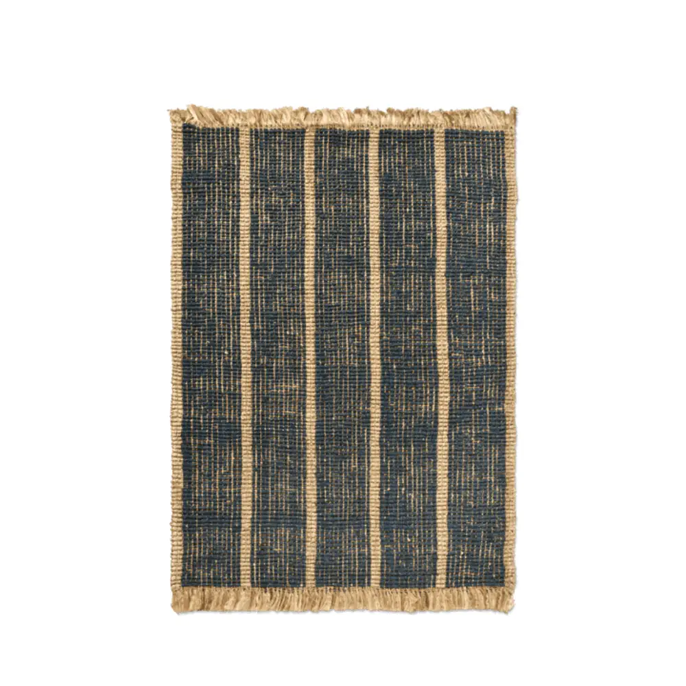 Ferm Living, Athens Käsin kudottu juuttimatto 140x200 cm – Natural/Ink Blue