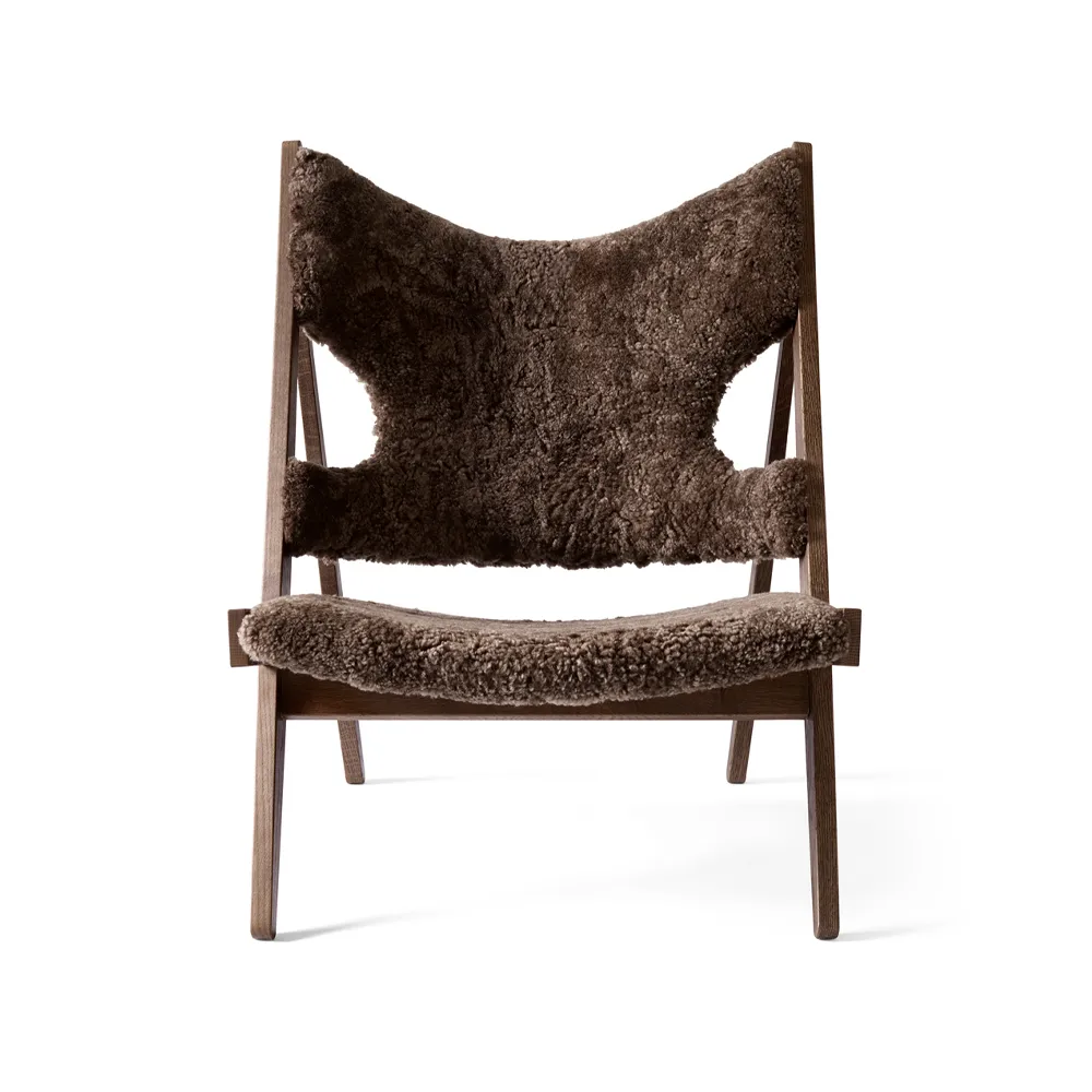 Audo Copenhagen Knitting loungenojatuoli Lampaannahka curly root tummanruskea, runko tummaksi petsattua tammea