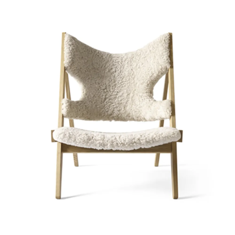 Audo Copenhagen Knitting loungenojatuoli Lampaannahka Nature, runko luonnonvärinen tammi