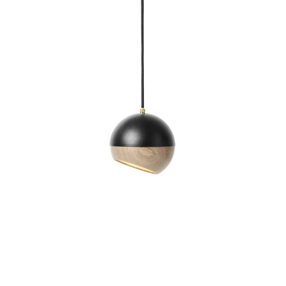 Mater Ray riippuvalaisin black, medium - varjostimessa tammiyksityiskohta