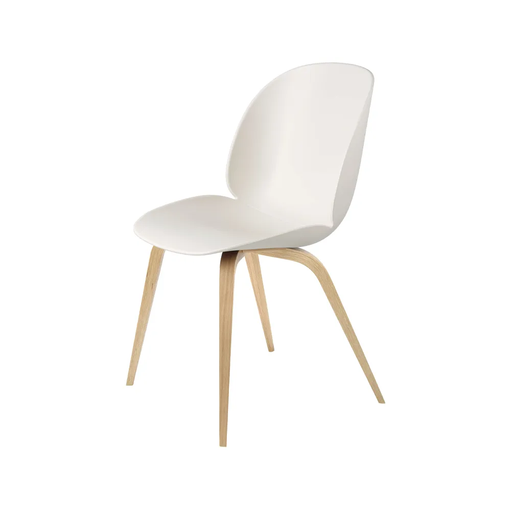 GUBI Beetle tuoli Alabaster white, mattalakattu tammirunko