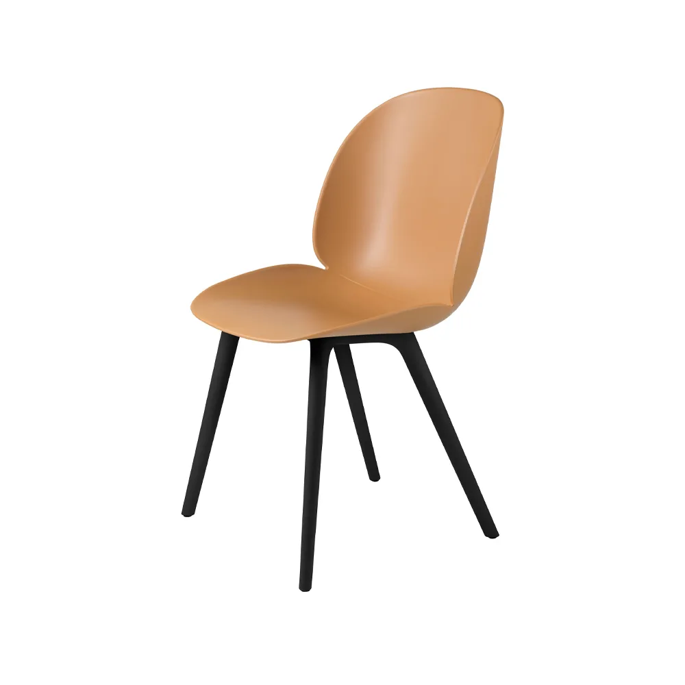GUBI Beetle Plastic -tuoli Amber brown, mustat jalat