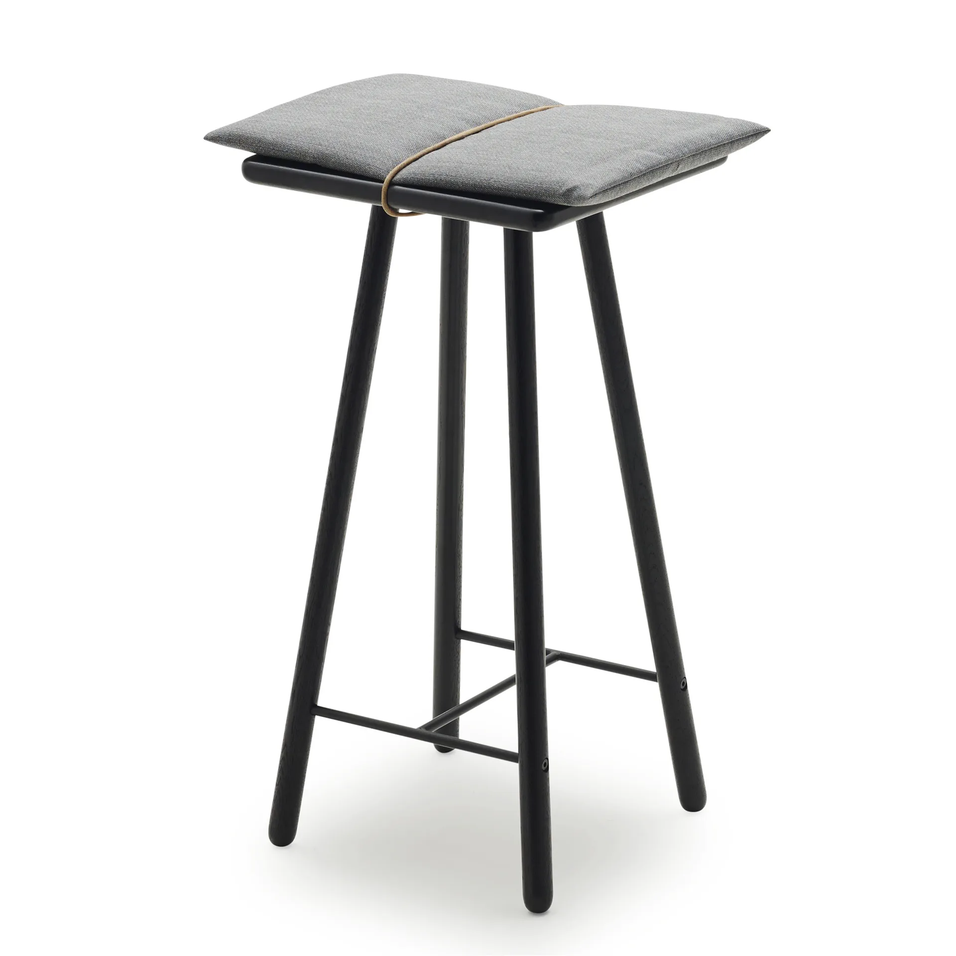 Fritz Hansen Georg baarijakkara matala maalattu musta tammi