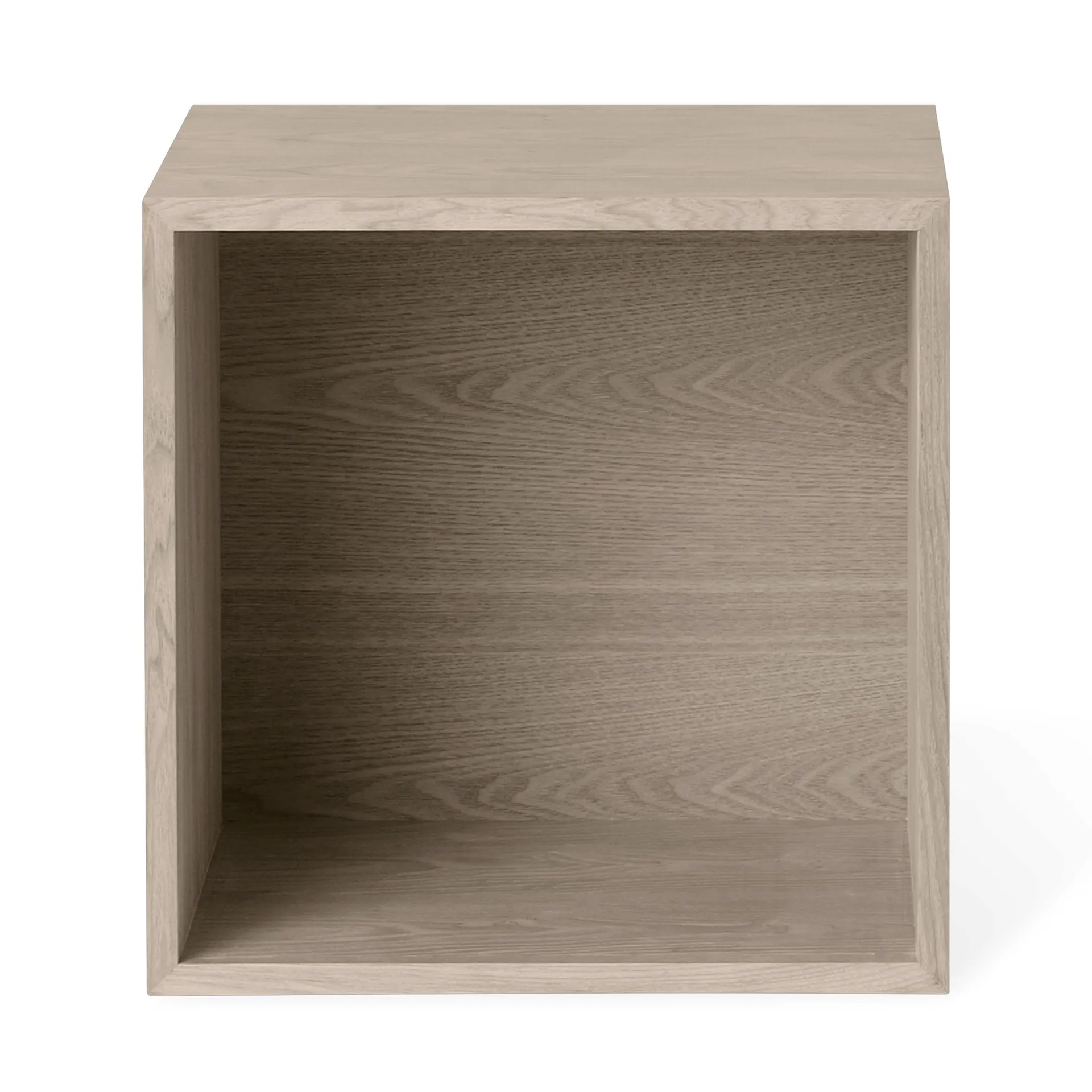 Muuto Stacked 2.0 hyllyjärjestelmä taustalevyllä, medium tammi