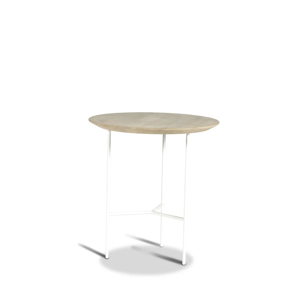 Mavis Tribeca sivupöytä tammi saippuoitu rustiikki, valkoiset jalat, ø47 cm